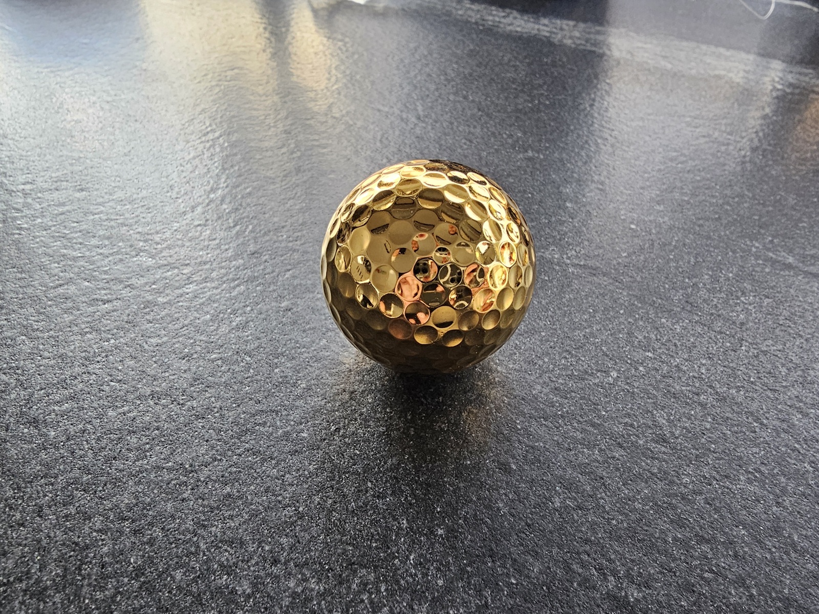 Vergoldeter Golfball – Edle Deko & exklusives Geschenk für Golfer